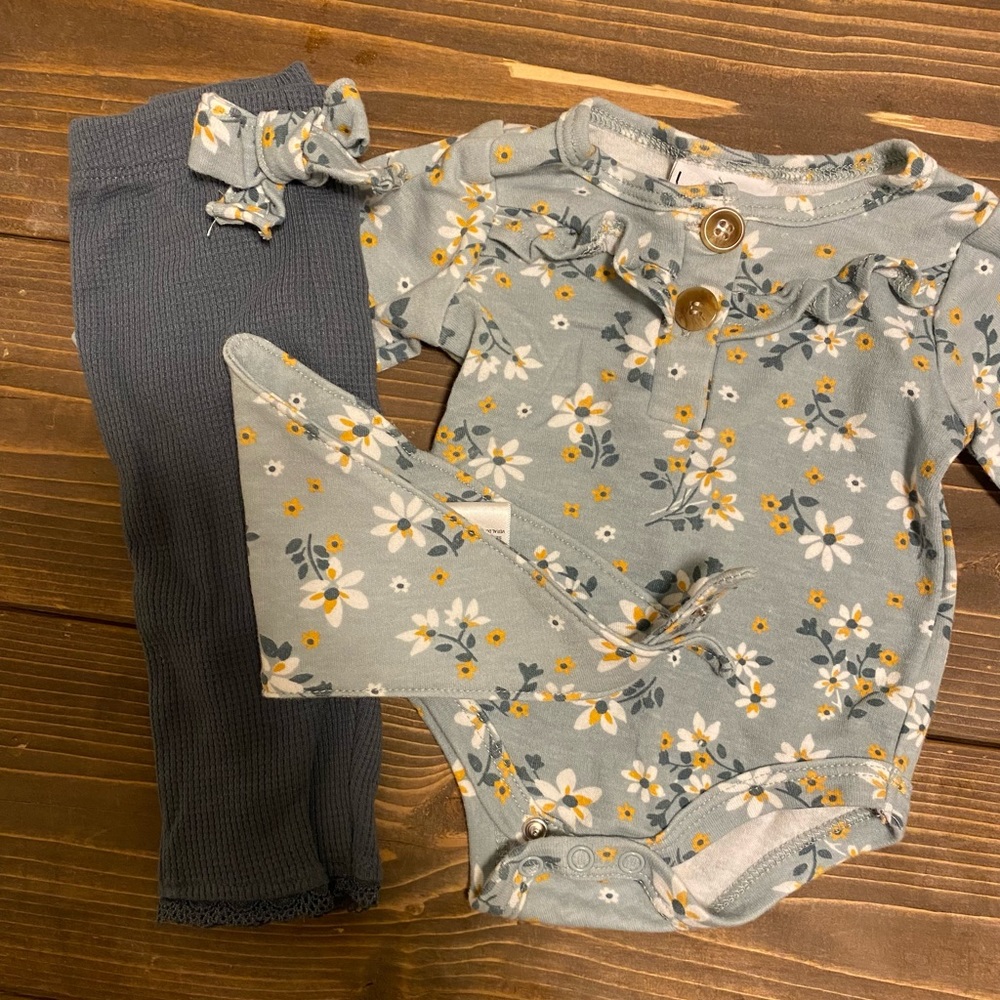 Nicole miller matching set. Includes pants, long sleeve onesie, and bandana bib.